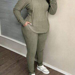 Conjunto acanalado verde oliva, con capucha