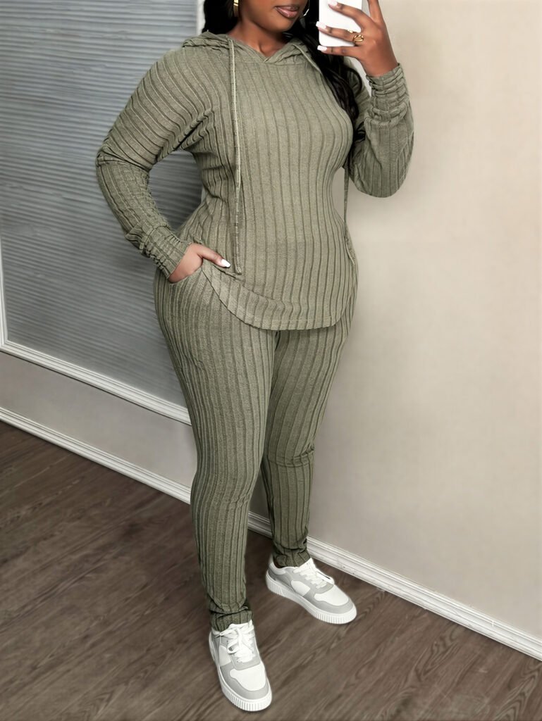 Conjunto acanalado verde oliva, con capucha